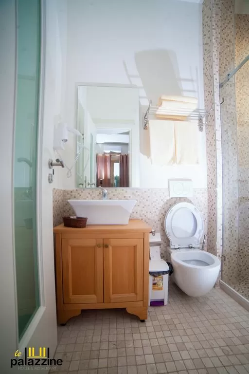 Le Palazzine 10 - STD room Bathroom.jpg